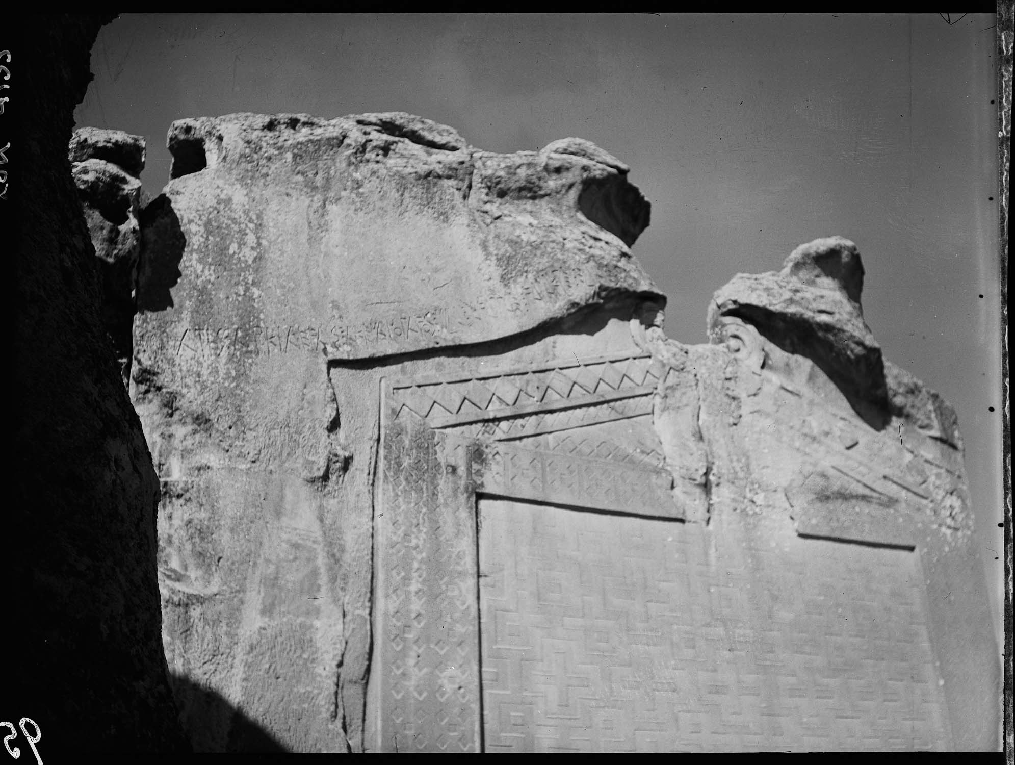 Détail de l'inscription du sommet du tombeau de Midas